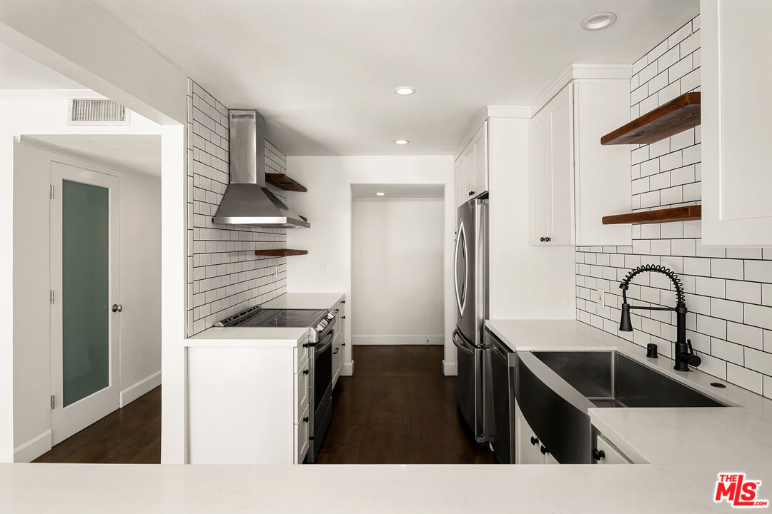 121 N Croft Ave Unit: 105