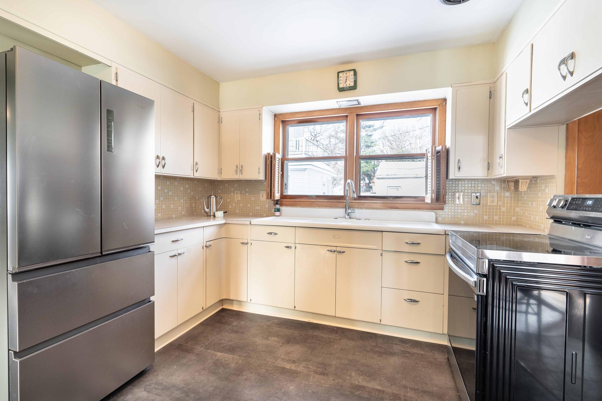 408 E Lakeside Drive