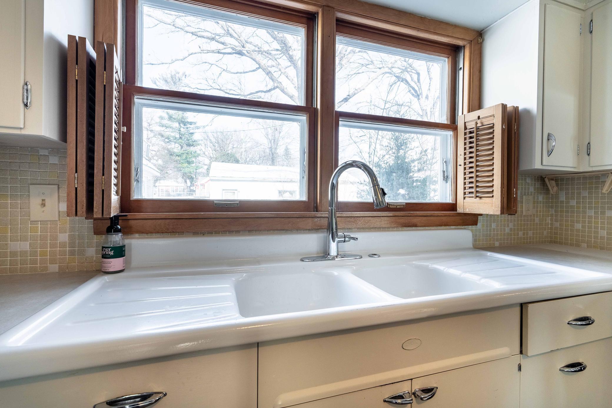 408 E Lakeside Drive