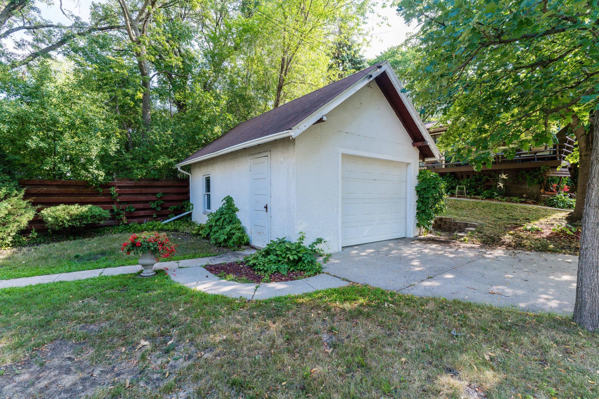 408 E Lakeside Drive