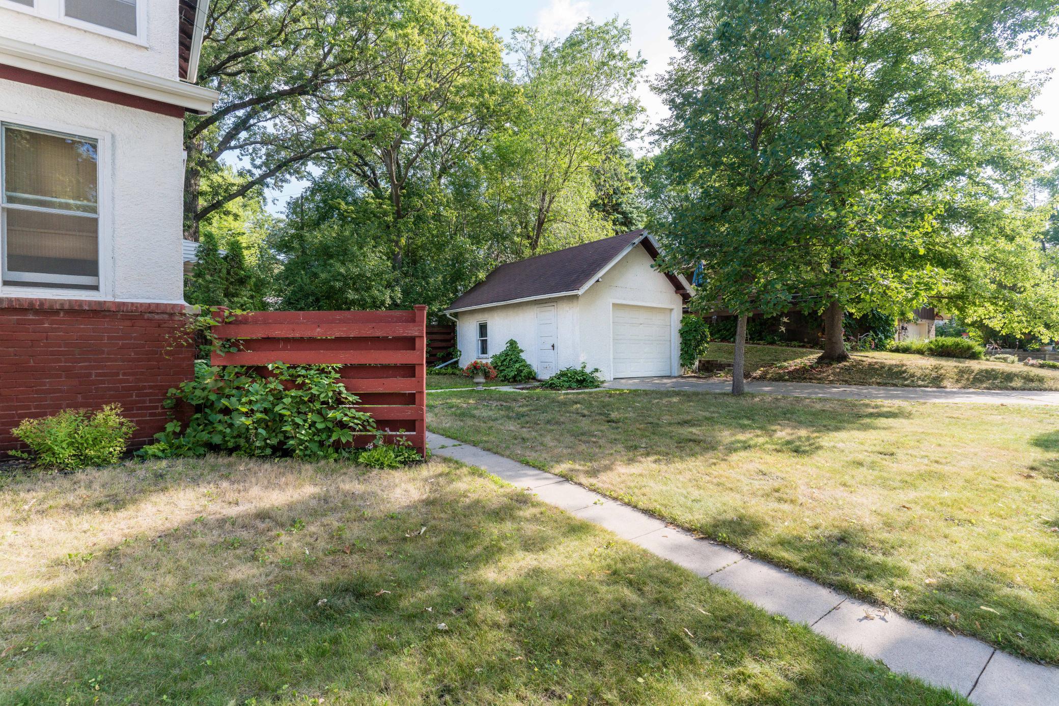 408 E Lakeside Drive