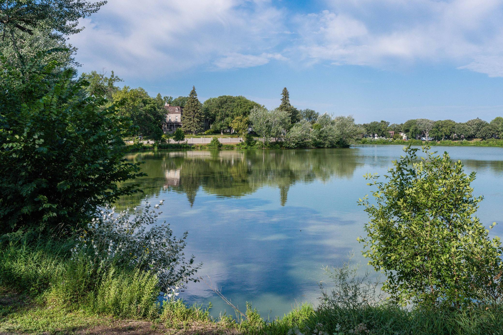 408 E Lakeside Drive