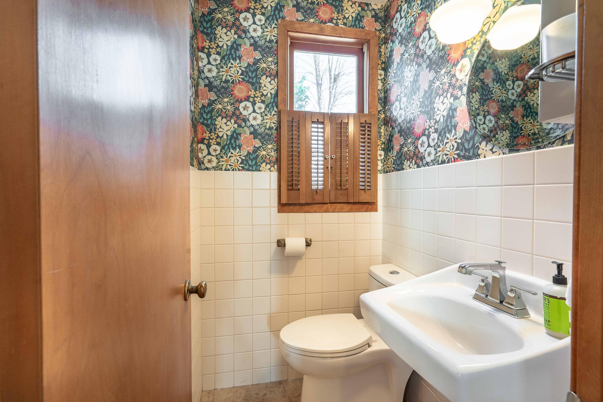 408 E Lakeside Drive