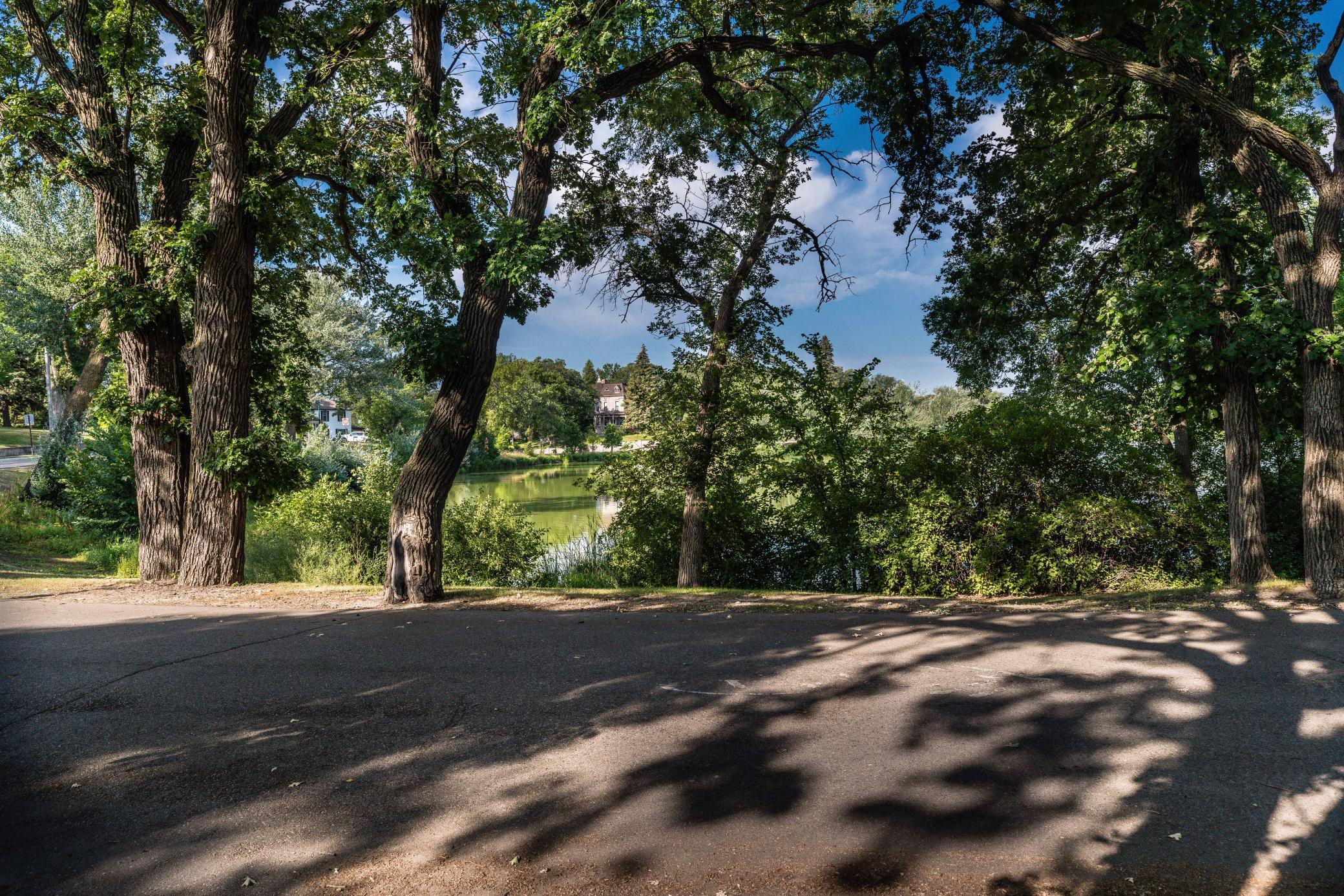 408 E Lakeside Drive