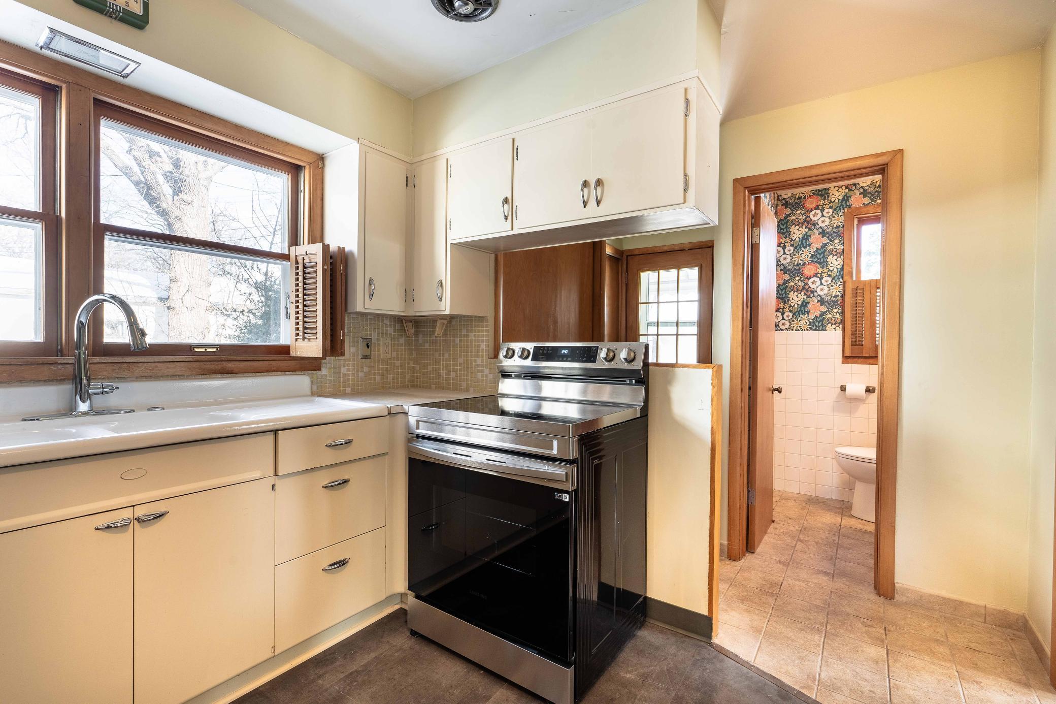 408 E Lakeside Drive