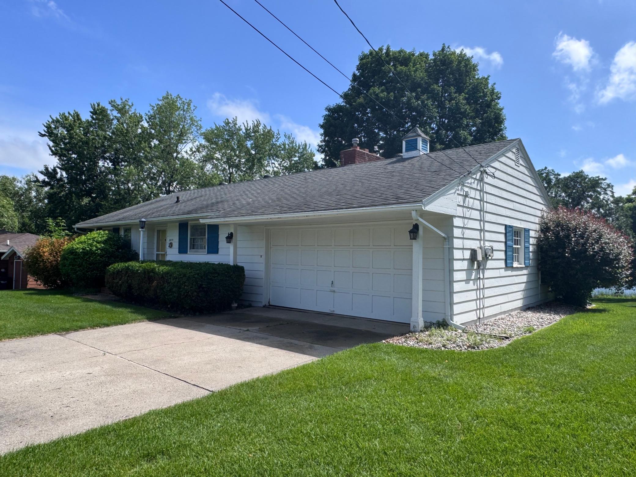 2814 Lakeview Drive
