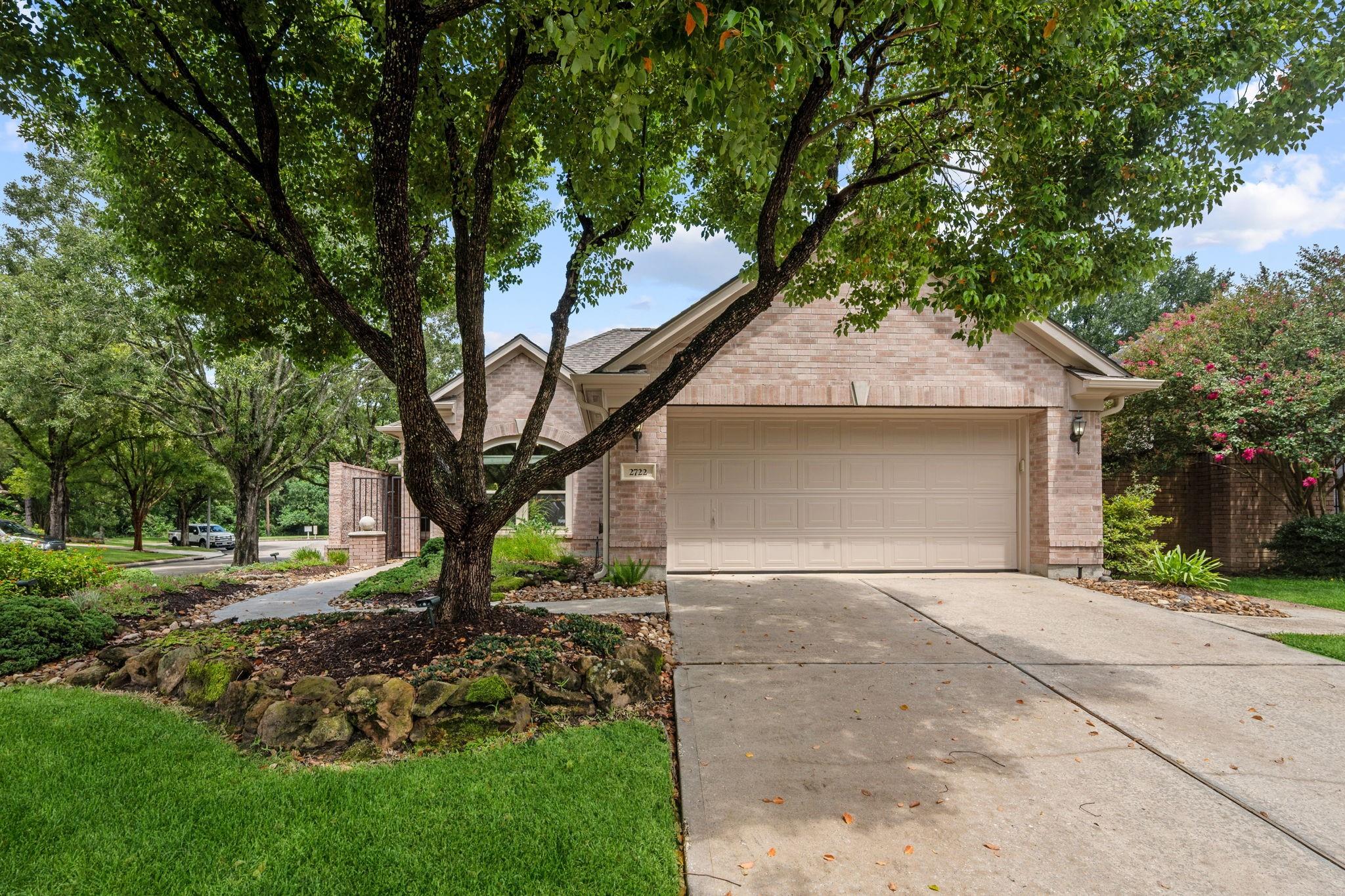 2722 N Strathford Lane N