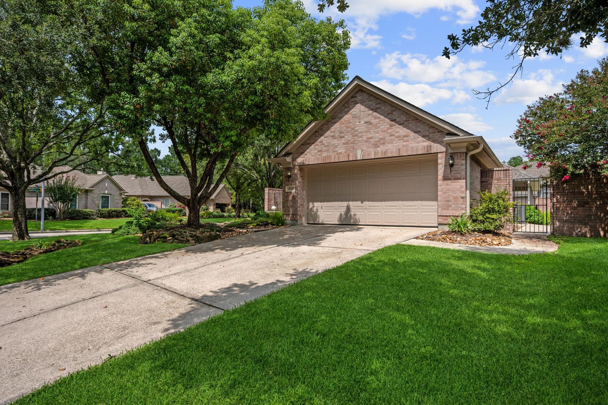 2722 N Strathford Lane N