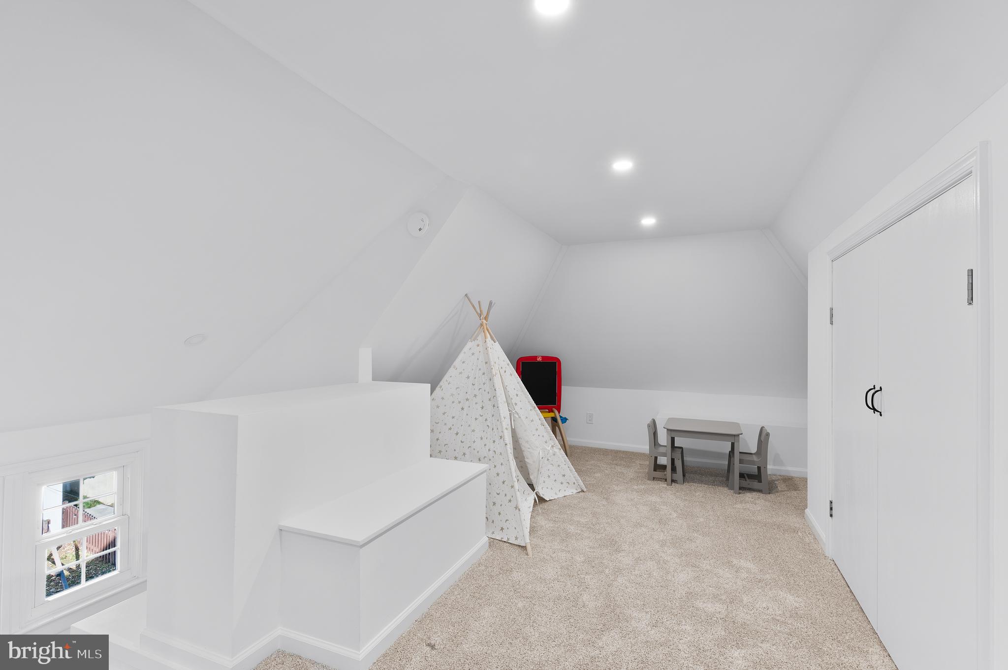 1325 Iris St NW