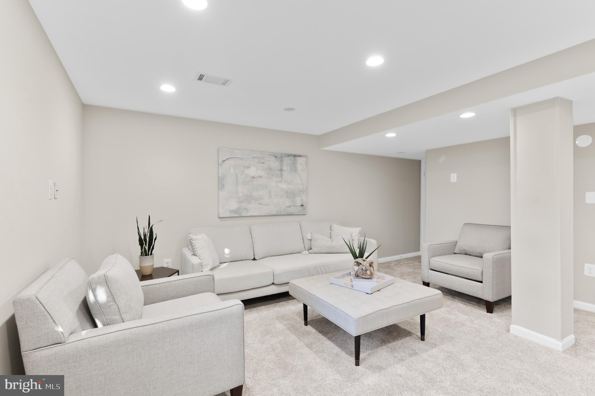1325 Iris St NW