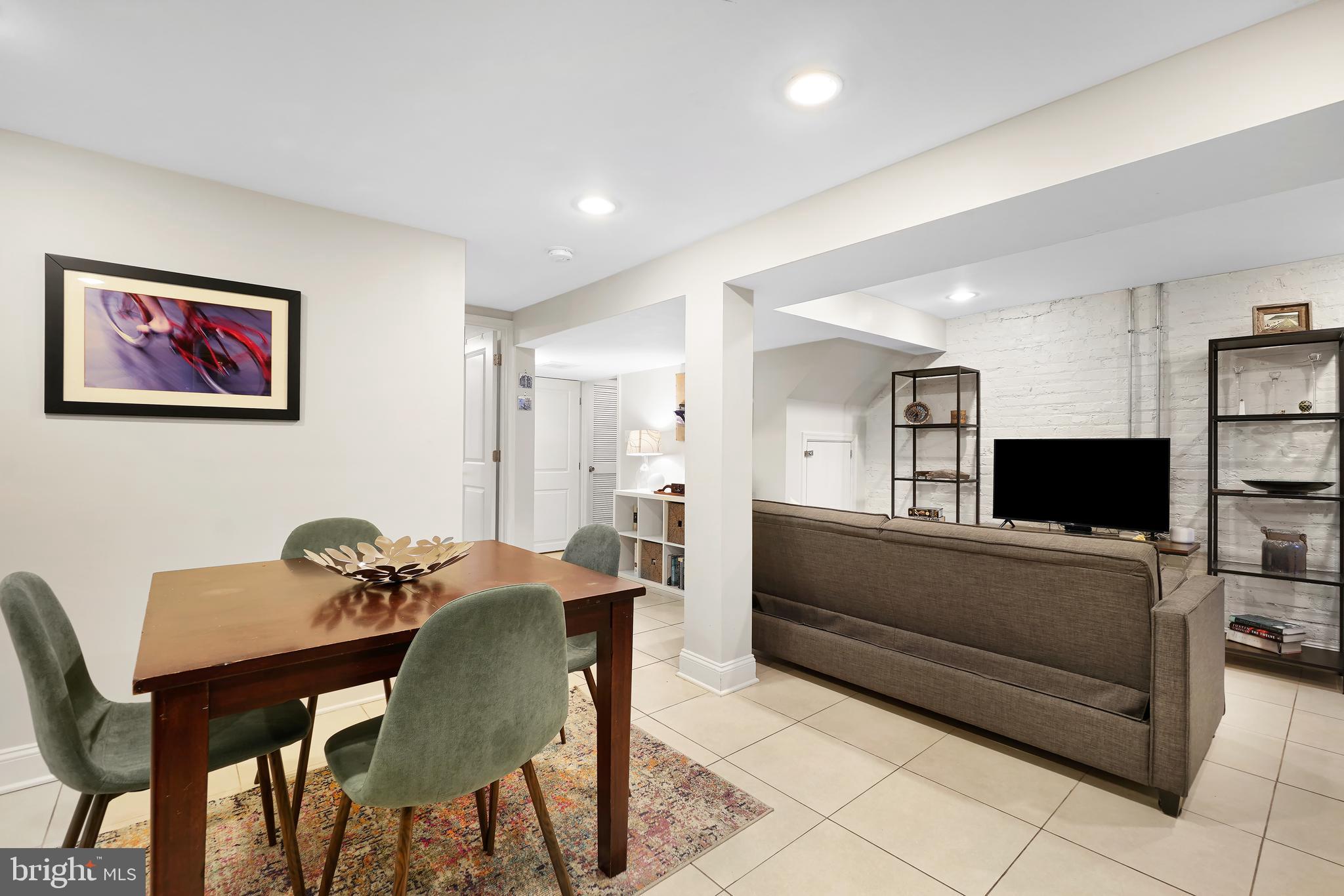 4214 12th Pl NE