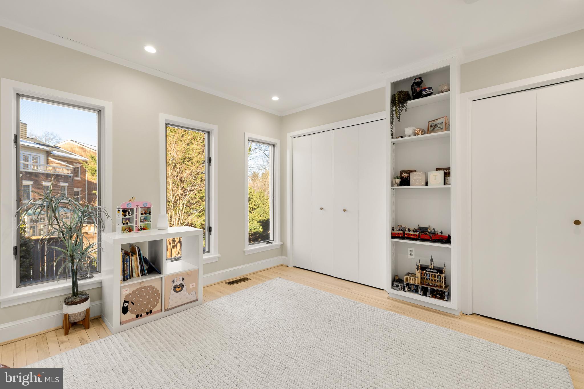 4331 Embassy Park Dr NW