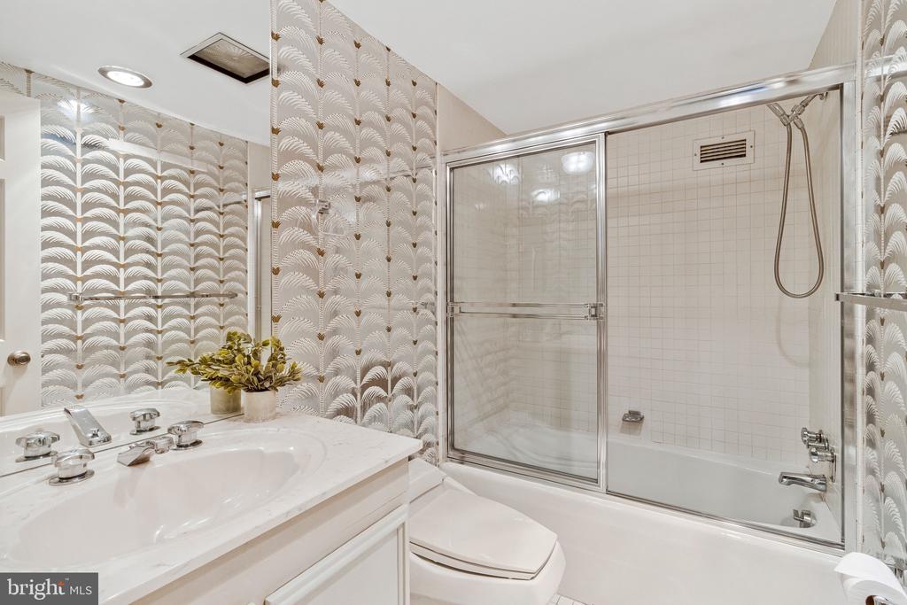 800 25TH STREET NW 1002