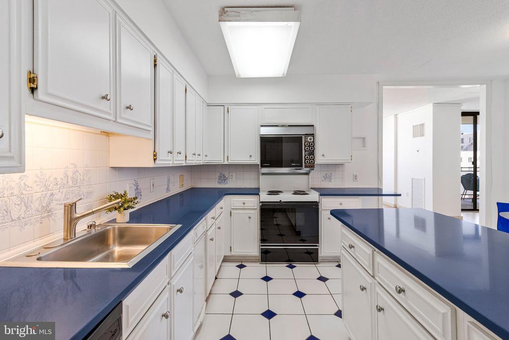 800 25TH STREET NW 1002