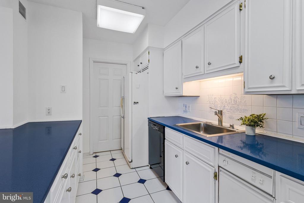 800 25TH STREET NW 1002