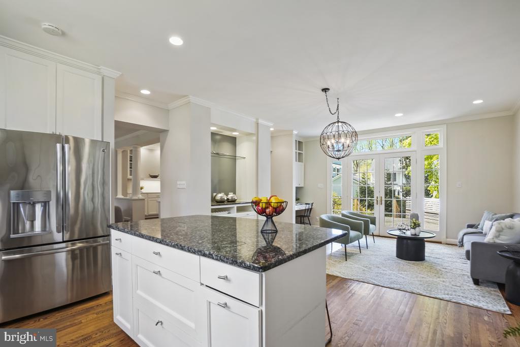 8012 HAMPDEN LANE