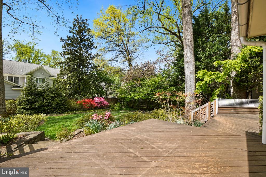 8012 HAMPDEN LANE