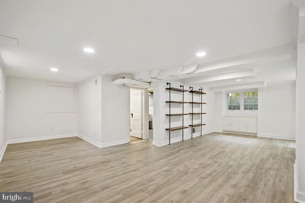 8012 HAMPDEN LANE