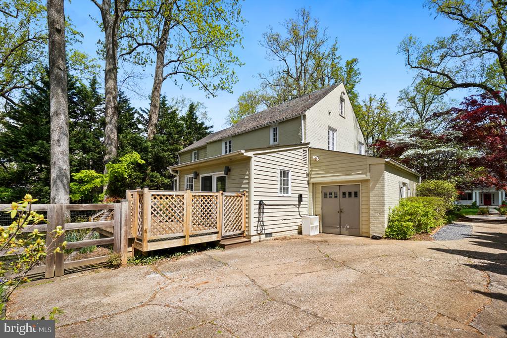 8012 HAMPDEN LANE