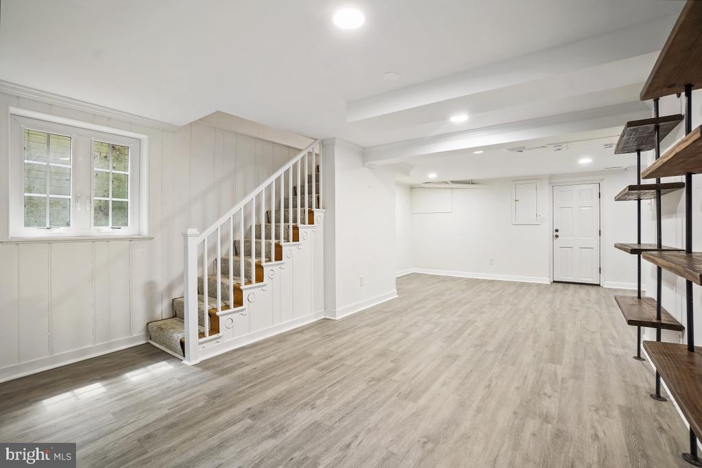 8012 HAMPDEN LANE
