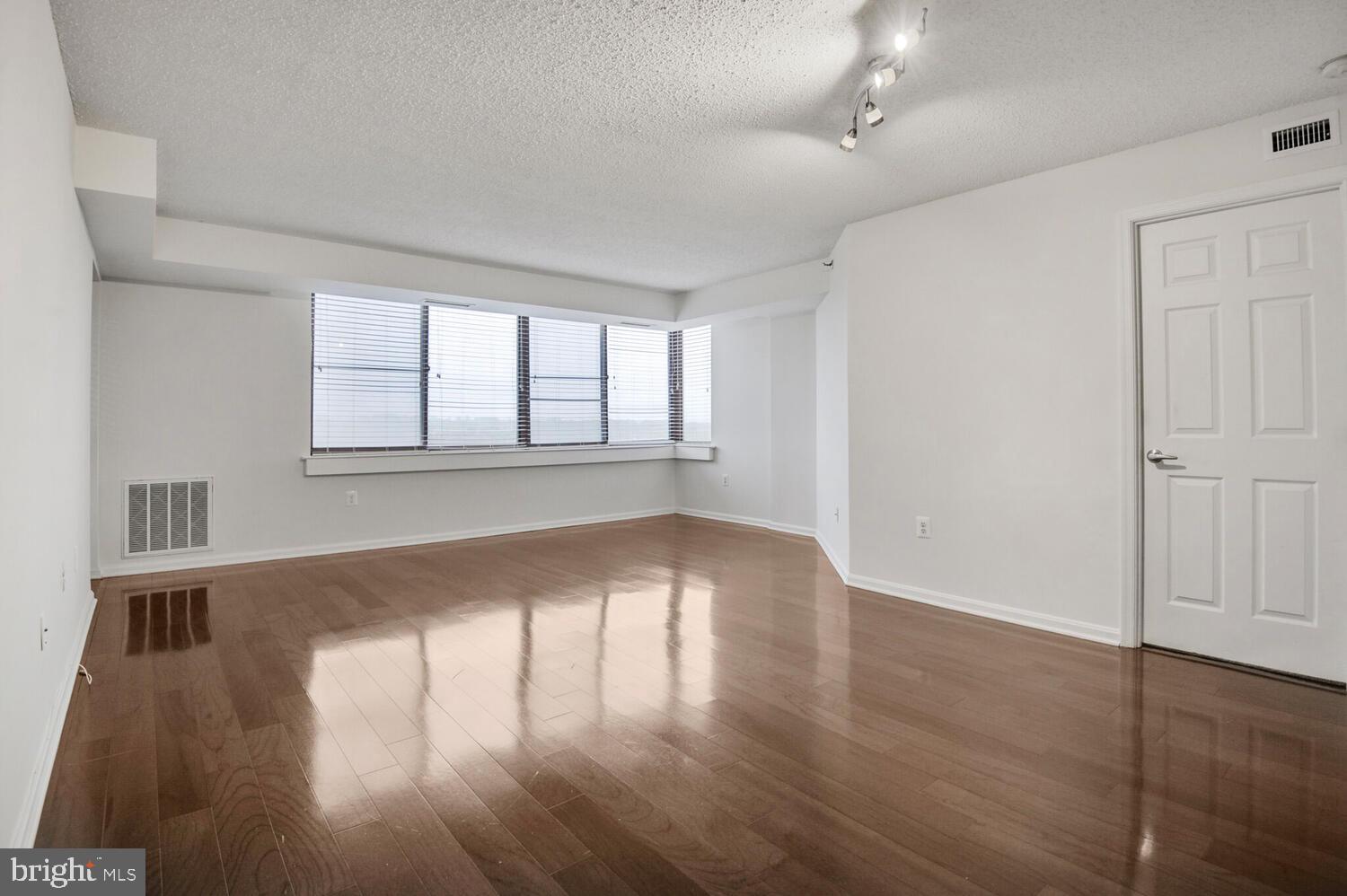 10101 GROSVENOR PLACE 1306