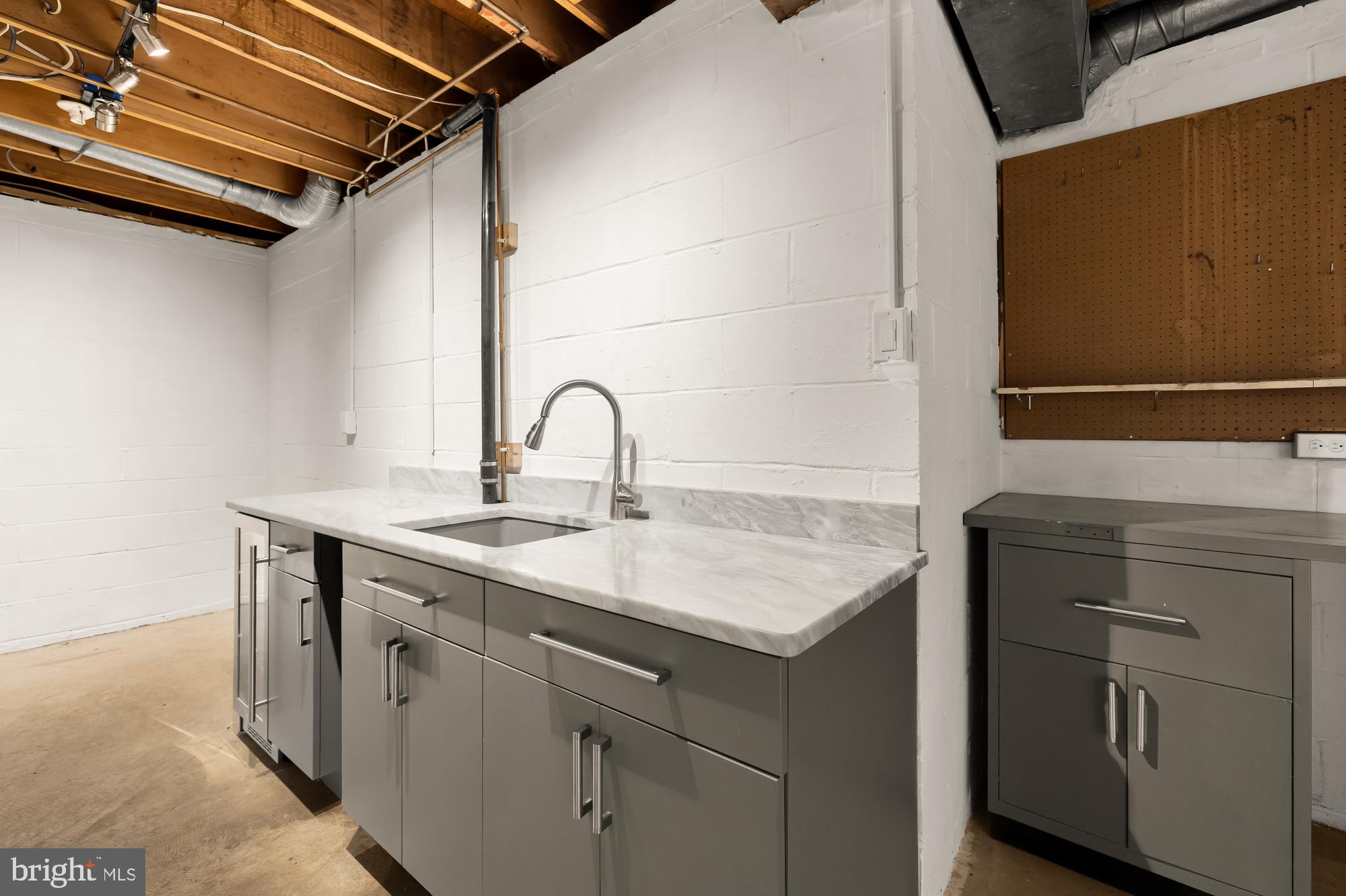 8809 HIDDEN HILL LANE