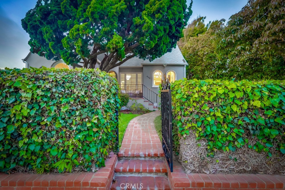 690 W Paseo Del Mar
