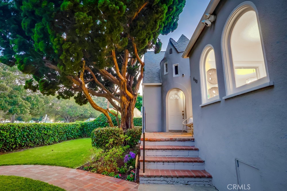 690 W Paseo Del Mar