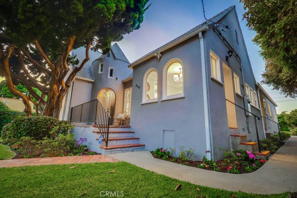 690 W Paseo Del Mar