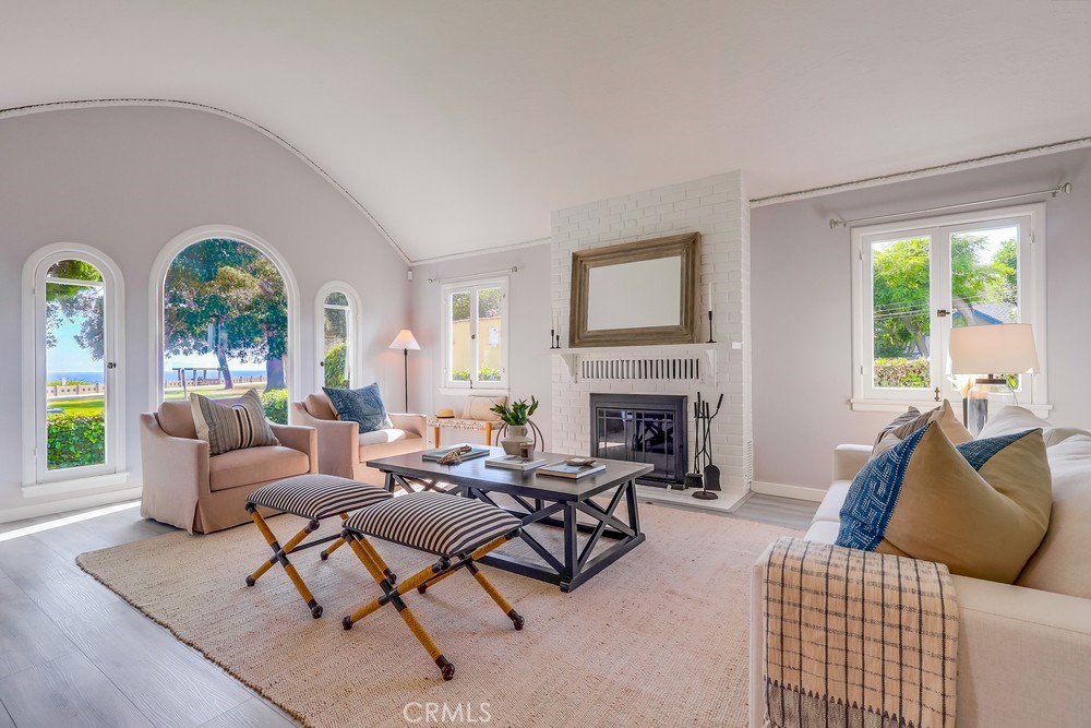 690 W Paseo Del Mar