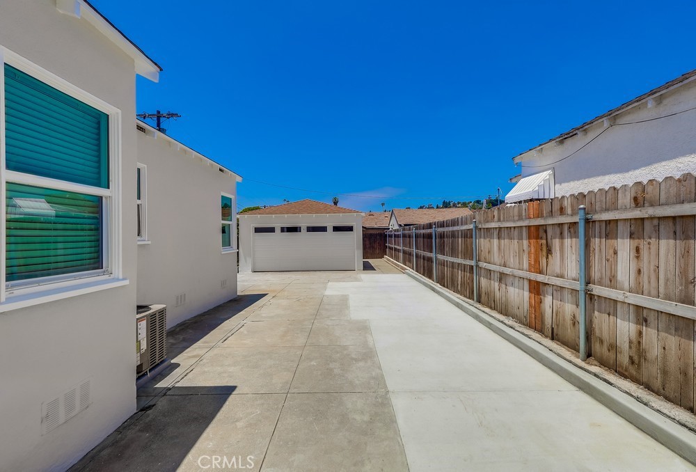 2609 S Leland Street