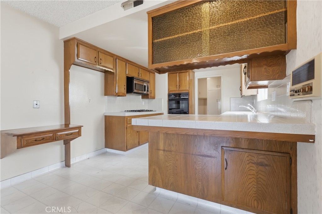 841 W 25th Street