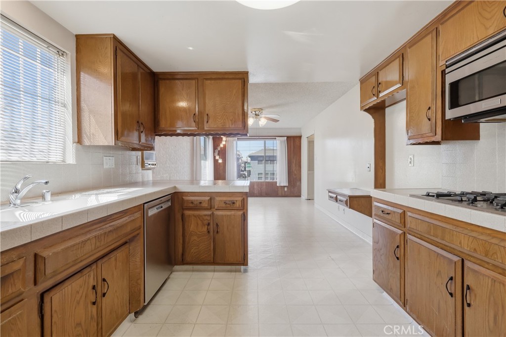 841 W 25th Street