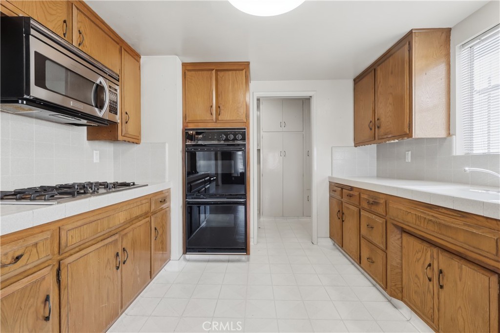 841 W 25th Street