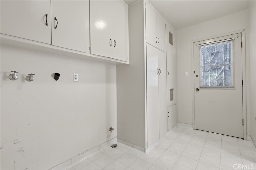 841 W 25th Street
