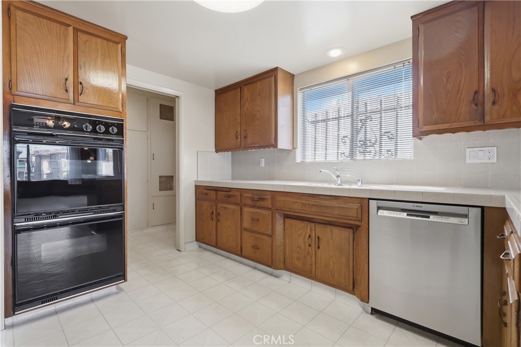 841 W 25th Street