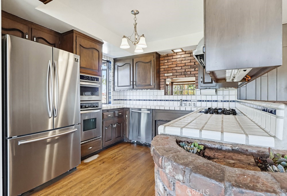 2141 Ronsard Road