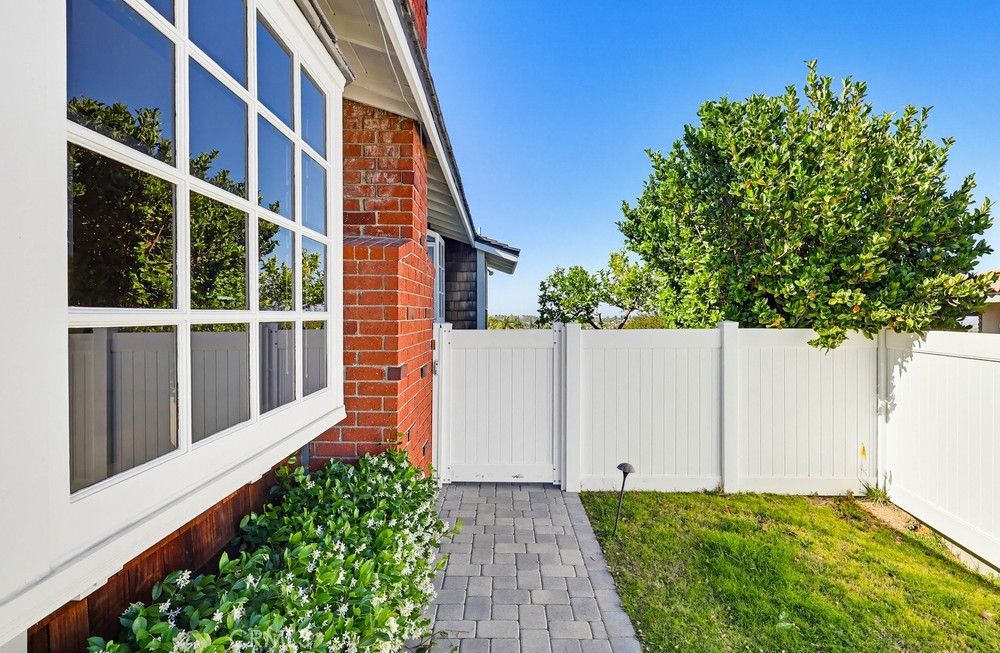 2141 Ronsard Road