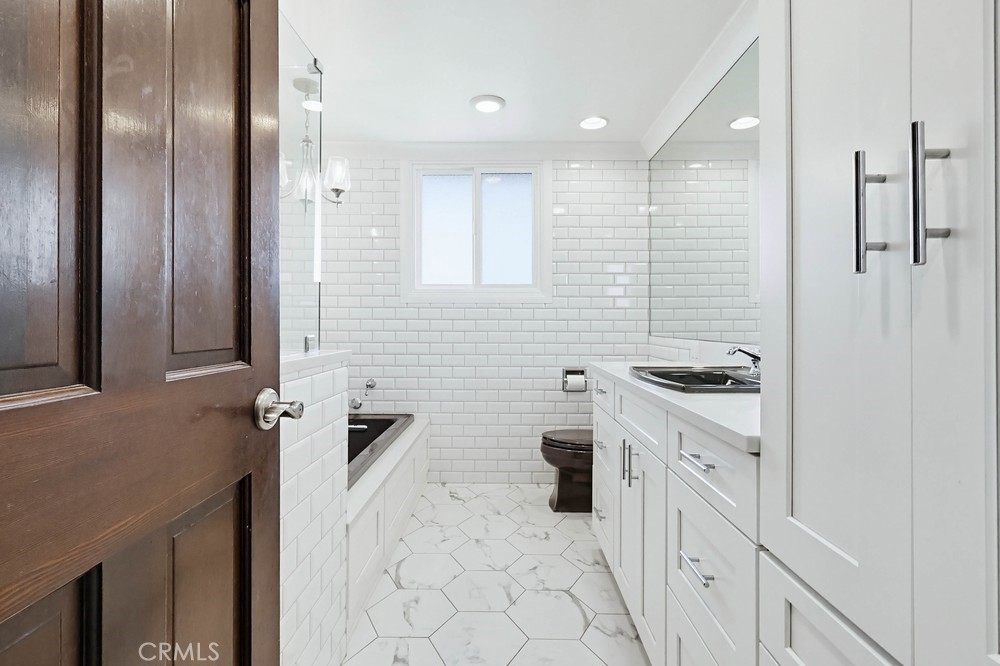 2141 Ronsard Road