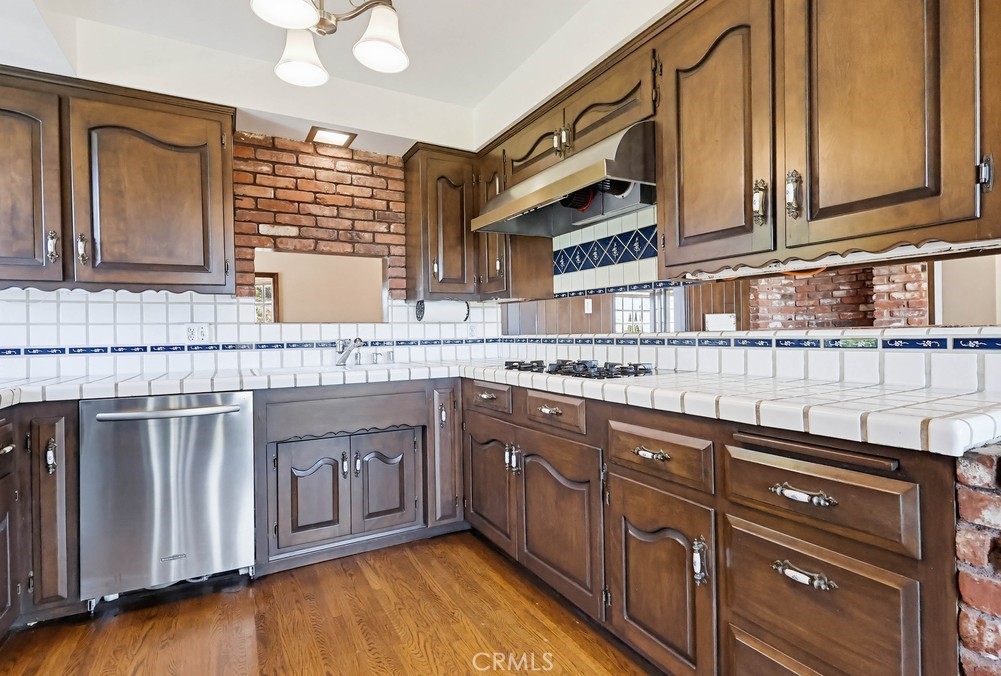 2141 Ronsard Road