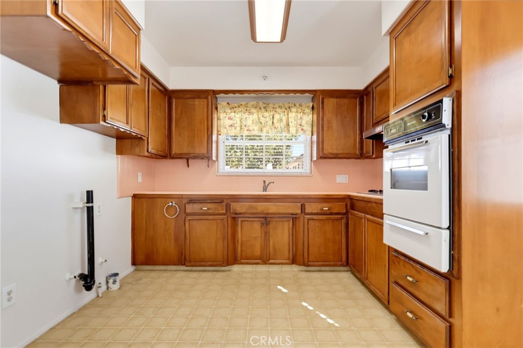 1129 W 9th Street
