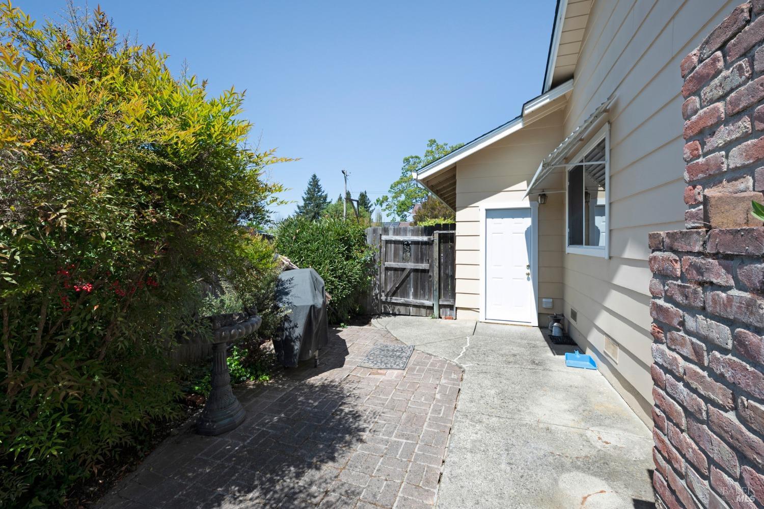 2432 Compadre Dr