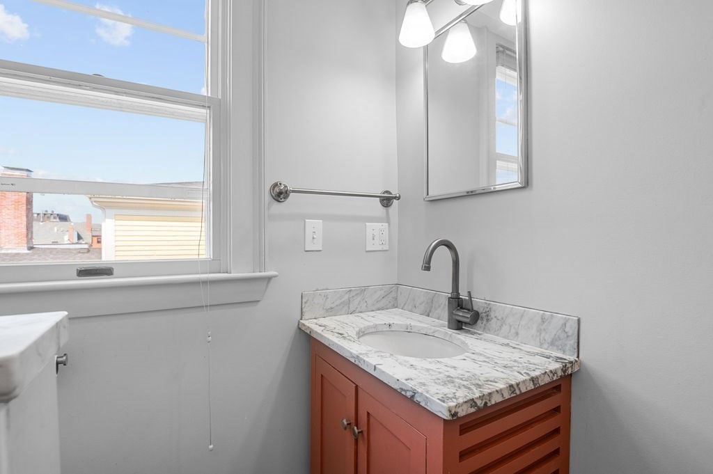 18 Essex Street # 4