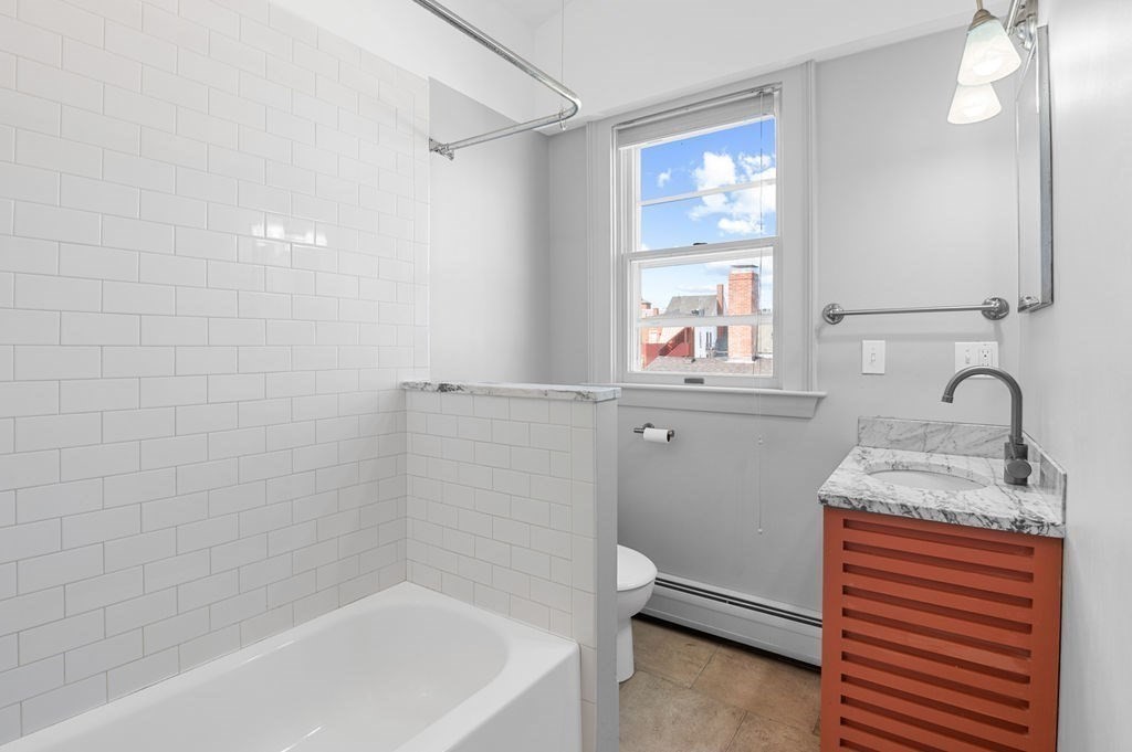 18 Essex Street # 4