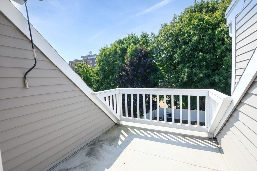 18 Essex Street # 4