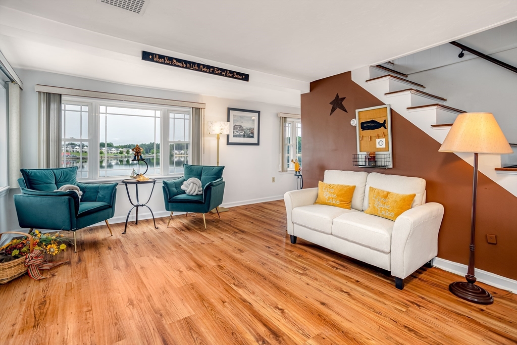 3 Lakeside Ave