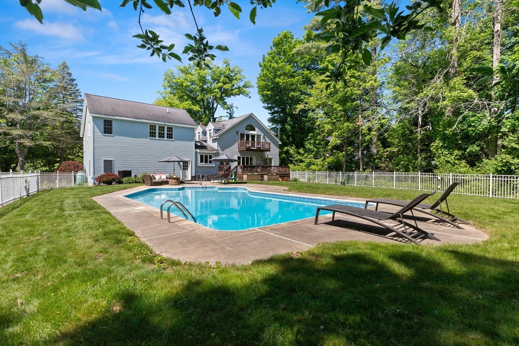 82 Maple St