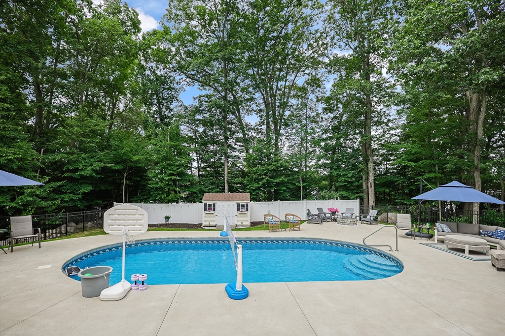 18 Maple Ridge Rd
