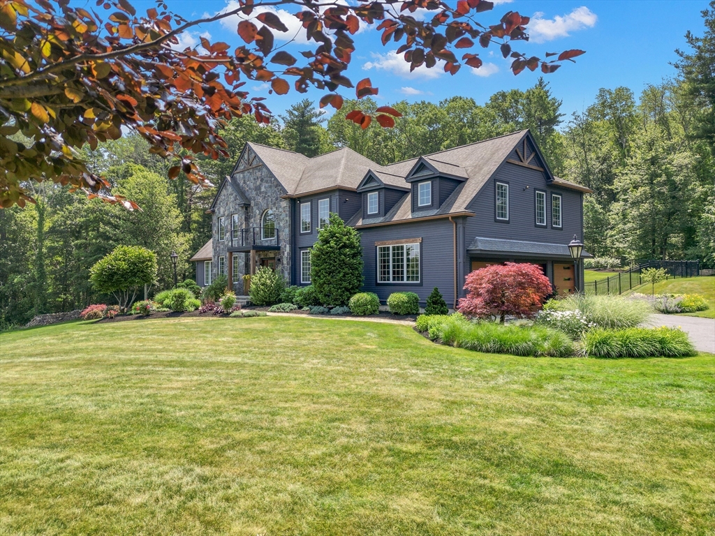 4 Crescent Meadow Ln