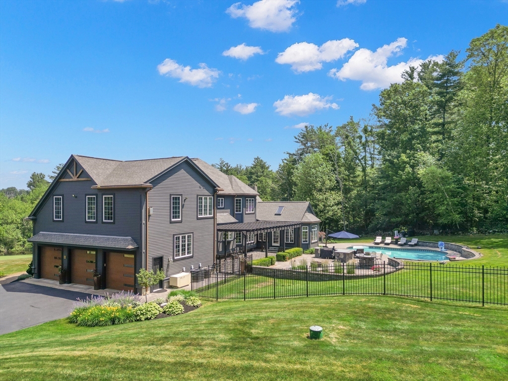 4 Crescent Meadow Ln